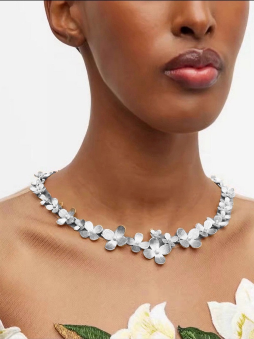 OSCAR DE LA RENTA • silver Flower Lei Etched Wood Poppy Sculpted Necklace